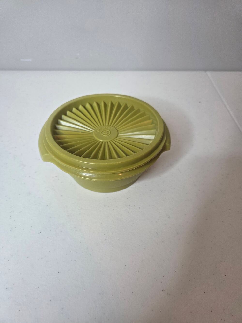 Vintage Tupperware Avocado Green Servalier 1323‑10 10oz Round Bowl Starburst Lid